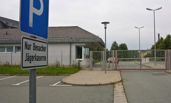 Hoffnung ruht auf Dächern von Wolfgangmaßen - 
              <p class="artikelinhalt">Der Parkplatz vor der Schneeberger Jägerkaserne ist verwaist. Denn das 500.000 Quadratmeter große Areal steht nach wie vor leer. Der Käufer hat den Preis für das Anwesen immer noch nicht bezahlt.</p>
            
