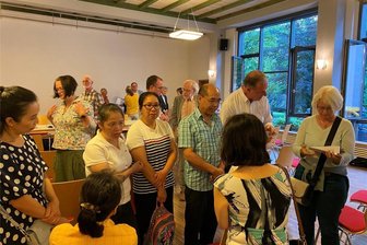 Hoffnung und Enttäuschung: Was Begleiter zu Phams Abschied aus Chemnitz sagen - Pater Stefan Taeubner, Pham Phi Son und Hoa Nguyen bei einer Diskussionsveranstaltung im Juni in der Katholischen Kirche auf dem Sonnenberg St. Josephs's.