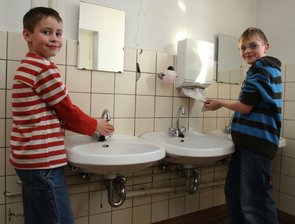 Hoffnung und Skepsis halten sich für die Zukunft die Waage - 
              <p class="artikelinhalt">Die Sanitärräume an der Wüstenbrander Grundschule müssten dringend saniert werden. Geld aus dem Konjunkturpaket II könnte helfen. Tim Landgraf und Lukas Lasch aus der 3. Klasse würde es auch besser gefallen, sich die Hände in einer ordentlichen Umgebung zu waschen. </p>
            