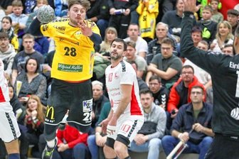 Hoffnungen und Emotionen - Ein Bild vom vielleicht vorerst letzten Derby? Oberlosas Louis Hertel trifft im Heimspiel gegen den HC Einheit Plauen. Für das Einheit-Trainergespann Richter/Schuster wird es das letzte Derby. Beide hören nach der Saison auf. Oberlosa will mit zwei Siegen zurück in die 3. Liga.