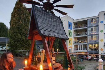 Hoffnungslicht für Pflegeheime: Boostern nimmt Fahrt auf - Auch ein Licht der Hoffnung: Wohnbereichsleiterin Desiree Wosab hat am Mittwochabend die neue Pyramide vor der Tagespflege des Zschopauer Seniorenzentrums in Gang gesetzt.