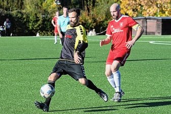 Hoffnungsvolles Remis für Schlusslicht - Die Schneeberger - hier mit Dominic Baars (am Ball) im Oktober gegen Neukirchen - mussten am Sonntag eine Packung verdauen. 