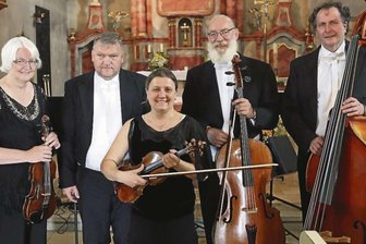 Hofkonzert im Erzgebirge: Salonorchester spielt Evergreens unterm Lindenbaum - Das Salonorchester consortium felicianum gibt ein Konzert in Mildenau.