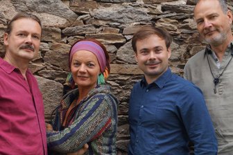 Hofkonzert im Erzgebirge: Sopranistin Annett Illig steht mit Stellmäcke und Band auf der Bühne - Sopranistin Annett Illig sowie Stellmäcke und Band geben am Sonnabend ein Hofkonzert.