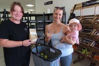Hofladen-Chefin in Westsachsen setzt auf Dinge, die man im Supermarkt nicht kaufen kann - Liesa Genßler freut sich, dass sie bei Sandy Simon (links) leckere Dinge kaufen kann, die es nicht im Supermarkt gibt.