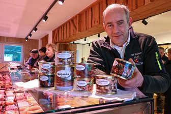Hofladen in Chemnitz-Röhrsdorf öffnet mit neuer Eigenkreation - Fleischermeister André Heinig mit den neuen Fertiggerichten aus der betriebseigenen Fleischerei in Wittgensdorf.