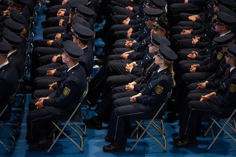 Hohe Abbrecherquote: Fast ein Fünftel des Polizei-Nachwuchses springt wieder ab - Polizeianwärter bei der Vereidigung in der Dresdner Ballsportarena.
