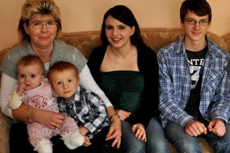 Mutter Carolin Kunz mit sechs ihrer sieben Kinder