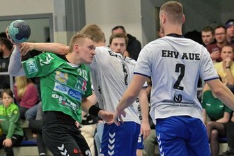 Hohe Einsatzfreude bringt wenig Ertrag - Max Briest (am Ball) probierte es gegen seinen Ex-Verein öfter mit dem Kopf durch die Wand - was selten von Erfolg gekrönt war.
