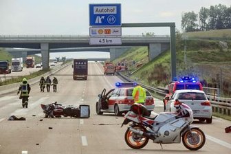 Hohe Geldstrafe und Fahrverbot für Gaffer nach tödlichem Unfall - Rettungskräfte stehen am 05.09.2017 bei Burgau auf der A 8. Ein Motorradfahrer war damals bei einem Unfall ums Leben gekommen. Ein Gaffer, der den sterbenden Biker gefilmt hatte, ist nun zu einer hohen Geldstrafe und Fahrverbot verurteilt worden.