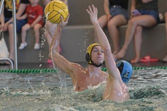Hohe Heimniederlage zum Saisonabschluss - Sie konnten nur im ersten Viertel mithalten: Die Zwickauer Wasserballer mit Eric Schneider (am Ball) mussten sich Potsdam II im letzten Spiel der Zweitliga-Saison klar geschlagen geben. 
