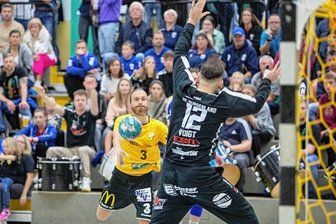 Hohe Hürde für die Schwarz-Gelben - Gegen den HC Burgenland hatte der SV 04 Oberlosa (am Ball Pascal Ebert) eine lange Durststrecke beendet. Nun steht für die Schwarz-Gelben das schwere Auswärtsspiel in Halle auf dem Programm.