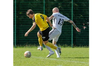 Hohe Hürde im Pokal: Wie der BSC Freiberg den Favoriten stürzen will - Comeback im BSC-Trikot: Sebastian Krause (l.), der zwei Jahre mit dem FV Dresden Laubegast in der Sachsenliga spielte, meldete sich gegen den SC Syrau auf dem Platz der Einheit zurück.