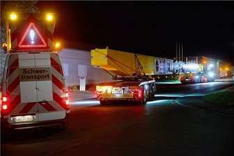 Hohe Hürden für Schwertransporte - Maßarbeit: Ein Schwertransport passiert ein Gewerbegebiet.