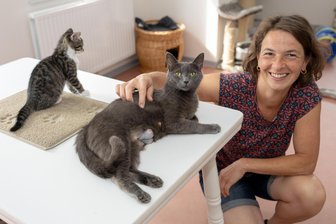 Hohe Kosten belasten Tierschutzverein Auerbach: „Verein kann Ausgaben nicht mehr decken“ – wie Ellefeld nun hilft - Der Tierschutzverein Auerbach und Umgebung mit Leiterin Ines Pfeiffer darf sich über mehr finanzielle Unterstützung aus Ellefeld freuen. Seit 2024 ist Ellefeld der Sitz des Vereins.