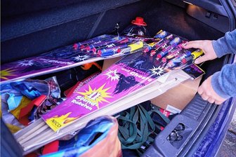 Hohe Nachfrage nach Feuerwerksbatterien in Plauener Supermärkten - Das Feuerwerk gehört für viele Plauener an Silvester dazu. Seit Donnerstag verkaufen Discounter und Märkte Raketen und Knaller.