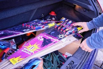 Hohe Nachfrage nach Feuerwerksbatterien - Das Feuerwerk gehört für viele Plauener an Silvester dazu. Seit Donnerstag verkaufen Discounter und Märkte Raketen und Knaller.