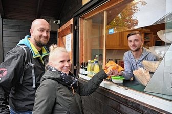 Hohe Reuth: Imbiss wieder offen - Annegret Damerau und Matthias Käsler zählten zu den ersten Gästen am wiedereröffneten Imbiss auf der Hohen Reuth in Schöneck. Lucas Sattler wird im Auftrag des neuen Betreibers dort arbeiten.