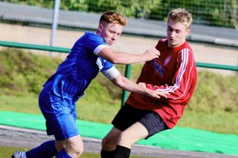 Hohe Siege und derbe Klatschen - Ausgeglichenes Duell: Ben Morgenstern (l.) und die A-Junioren des SV Barkas Frankenberg mussten sich gegen Fortuna Langenau mit einem 1:1-Unentschieden zufrieden geben.