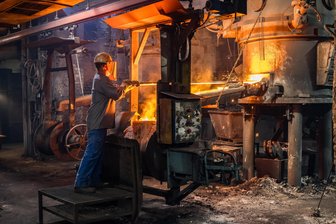 Hohe Strompreise: Warum ein Unternehmen im Erzgebirge nur arbeitet, wenn die Sonne scheint - Das Unternehmen Schönheider Guss kämpft mit hohen Energiepreisen. Die Öfen, in denen das Eisen flüssig gemacht wird, verbrauchen unter anderem viel Strom.