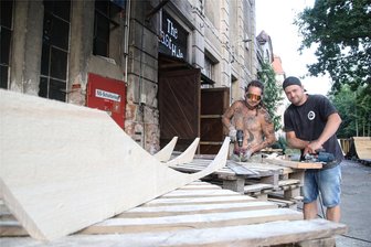 Hohenfichte: BMX-Fahrer setzen am Wochenende zu „Höhenflügen“ an - Bis kurz vor der Veranstaltung sind Eric Roese, der am Wochenende die Moderation beim BMX-Event durchführt, und Felix Endrich (v. l.) mit den Vorbereitungsarbeiten beschäftigt.