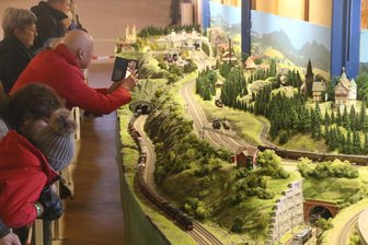 Hohenfichtener Modellbahn lässt die Züge bis Silvester fahren - Viele Eisenbahnfreunde haben in den vergangenen Tagen die Modelleisenbahn im Leubsdorfer Ortsteil Hohenfichte besucht.