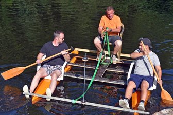 Hohenfichtener Schützen greifen erstmals zum Paddel - So ist ihr Belastungstest gelaufen - Die Hohenfichtener Schützen nehmen erstmals mit einem Eigenbauboot am Gaudi-Bootswettbewerb teil. Groß war die Erleichterung bei der Crew, dass ihr Eigenbauwerk nicht gleich im gemächlich dahinziehenden Flöhastrom unterging. Oliver Stengel, Kai Sackwitz und Felix Säuberlich (v. l.) sorgen für Gleichgewicht an Bord.