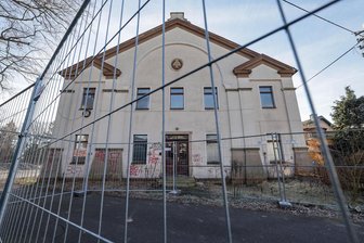 Hohenstein-Ernstthal: 30.000 Euro für eine Turnhalle, die keiner nutzt? - Die Ostturnhalle in Ernstthal steht seit Jahren leer. Nun soll eine Machbarkeitsstudie ausloten, wofür das historische Gebäude künftig genutzt werden könnte.