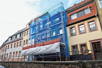Hohenstein-Ernstthal: Abrisshaus darf nicht verschwinden - Die historische Häuserzeile an der Karlstraße steht unter Denkmalschutz. Der Fußweg vor Hausnummer sieben musste jedoch bereits vor herabfallenden Teilen gesichert werden.