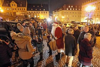 Hohenstein-Ernstthal: AfD-Stadtrat nach Corona-Demo zu Geldstrafe verurteilt - Der Corona-Protest auf dem Hohenstein-Ernstthaler Markt am 20. Dezember 2021 begann friedlich. Auch der Weihnachtsmann schaute vorbei und musste gegenüber der Polizei seine Personalien angeben. Weil ein AfD-Stadtrat dies verweigerte, kam es später zu einer tätlichen Auseinandersetzung.