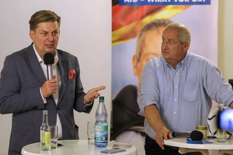 Hohenstein-Ernstthal als Sprungbrett nach Berlin? AfD-Provokateur Krah will angeblich in der Region kandidieren - Maximilian Krah (links) und Mike Moncsek beim Auftritt in der Uhlig-Mühle in Hermsdorf: Alle dachten, der Wahlkreis fällt bald weg – deshalb kandidierte Moncsek für den Landtag. Jetzt wird offenbar ein Platz frei.