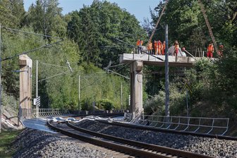 Hohenstein-Ernstthal: Alte B-180-Brücke am Sachsenring ist verschwunden - Nicht einmal zwei Tage hat der Abriss der alten Brücke auf dem ehemaligen Sachsenring gedauert, die über die Bahngleise führte. Das neue Bauwerk soll bis Mai 2025 stehen.