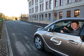 Hohenstein-Ernstthal: Antonstraße wieder befahrbar - Passierte als erster Autofahrer die neue Antonstraße in Höhe des Textil- und Rennsportmuseums: Oberbürgermeister Lars Kluge.