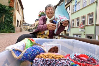 Hohenstein-Ernstthal: Attacke gegen Straßenkunst – Frauen lassen sich nicht beirren - Ingrid Wendrock konnte nach der Attacke vieles wieder in Ordnung bringen.