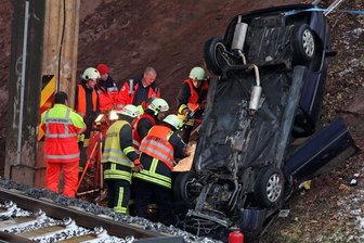 Ein Opel ist am Dienstag an der B180 einen Hang hintergerutscht und landete auf dem Bahngleis.