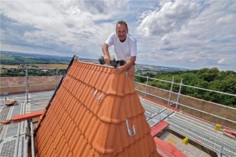 Hohenstein-Ernstthal: Bausünden am Berggasthaus werden behoben - Dachdecker Ronny Verse arbeitet derzeit auf dem höchsten Arbeitsplatz, den Hohenstein-Ernstthal zu bieten hat: Er und seine Kollegen von der Gersdorfer Dachdeckerfirma Marcus Schneider decken das Dach des Berggasthauses.