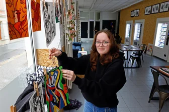 Hohenstein-Ernstthal: Begegnungsstätte „Magnet“ wird zur Pop-up-Galerie - Bilder über Bilder werden derzeit in der Begegnungsstätte „Magnet“ aufgehängt. Der Grund: Am Donnerstagabend werden diese Räume zur Pop-up-Galerie. Carlotte Wolf hat wie alle Schüler des Leistungskurses bei den Vorbereitung geholfen.
