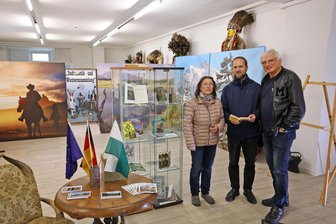 Hohenstein-Ernstthal: Begraben das Karl-May-Haus und sein Förderverein das Kriegsbeil? - Von links: Die Museumschefs Marina Palm und Marian Bertz unterstützen Erich Homilius.