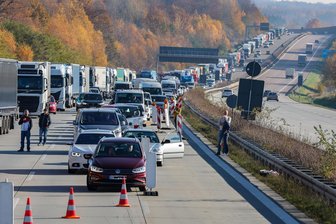 Hohenstein-Ernstthal: Behinderung nach Unfall auf der A 4 - Der Unfall ereignete sich kurz vor der Baustelle in Fahrtrichtung Erfurt.