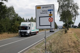 Hohenstein-Ernstthal/Bernsdorf: B 180 wird gesperrt, andere Sperrung endet - Ab Montag ist die Waldenburger Straße (B 180) wieder voll gesperrt. Die Umleitungsschilder stehen, die Ampelanlage an der Zeisigstraße ebenfalls.