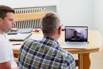 Hohenstein-Ernstthal: Betreute Videosprechstunde mit dem Augenarzt - Dominik Huber (links) assistiert den Patienten bei der Sprechstunde mit Christian Theinert, der aus einer Praxis in Leipzig zugeschaltet ist. Redakteur Bernd Appel testete das Angebot.