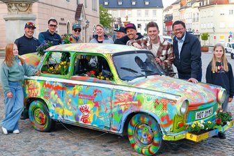 Hohenstein-Ernstthal: Blumentrabi ist dieses Mal noch bunter - Ron Richter (3. v. r.) und seine Helfer beförderten den Blumentrabi wieder auf den Altmarkt.