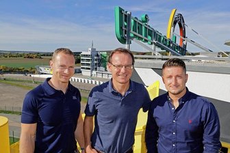 Hohenstein-Ernstthal: Bobpilot Francesco Friedrich auf dem Sachsenring - Der vierfache Olympiasieger Francesco Friedrich mit Lutz Oeser und Robert Dorn (von links), den Geschäftsführern der Sachsenring Event GmbH.