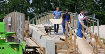 Bauarbeiten an der Fußgängerbrücke über der Autobahn 4 