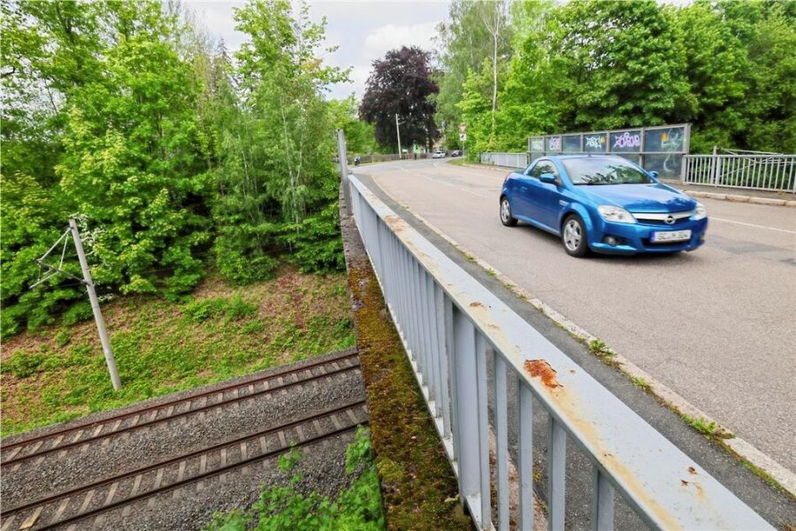 Hohenstein-Ernstthal: Brücke über Bahnlinie wird erneuert - Die Brücke Lerchenstraße entwickelt sich zur Gefahr für die darunter verlaufende Bahnstrecke. 
