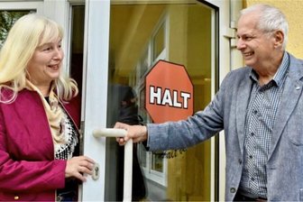 Ines Schlösser und Harald Koch vom Vorstand des Vereins Halt.