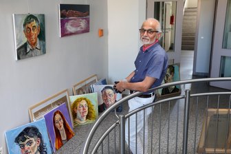 Hohenstein-Ernstthal: Chemnitzer Künstler zeigt seine schnellen Porträts - Eine Ausstellung mit Werken von Zorik Davidyan wird am Donnerstag im Rathaus eröffnet.