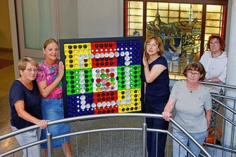 Hohenstein-Ernstthal: Dekoratives und Experimentelles aus handgeschöpftem Papier - Stephanie Miene, Heidrun Porstorfer, Kriemhild Marth, Ilona Lommatzsch und Margrit Dittmann (v.l.n.r.) von der Gruppe Auszeit präsentieren auch ein Gemeinschaftswerk im Rathaus.