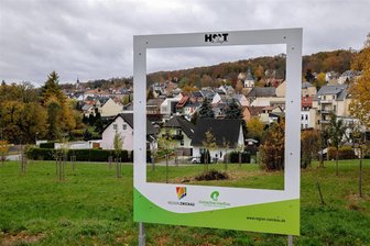 Hohenstein-Ernstthal: Den Blick auf Ernstthal gibt es jetzt gerahmt - Vom Parkplatz des Friedhofes hat man einen schönen Blick auf Ernstthal. Jetzt steht da ein Bilderrahmen.