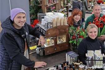 Hohenstein-Ernstthal: Direktvermarkter bereichern Adventsschau - Robert Joos (Barist), Claudia Floß und Uwe Siegert von der Gartenbaumschule, Kristin Stiegler mit Mohnspezialitäten, Kathrin Temler von Feinbäckerei Friedemann und Eva Melzer (Holunder & Co, von links). 